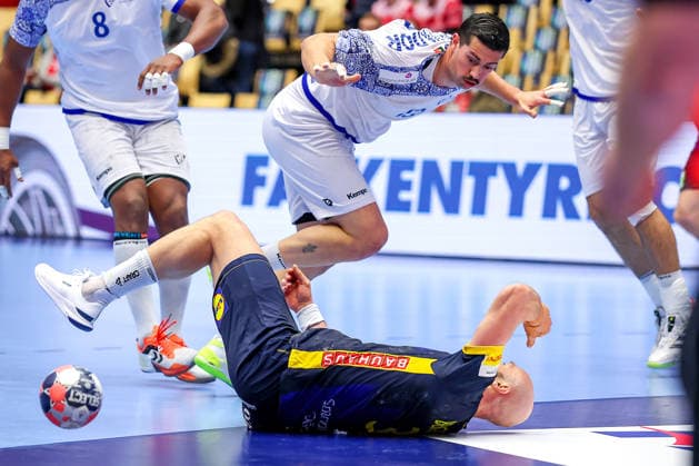 30.01.2026, Handball, Men s EHF EURO 2026, Portugal - Schweden, Jyske Bank Boxen in Herning, Dänemark, Spiel um Platz 5: Rocha Nogueira (Portugal 13) im Zweikampf gegen Oscar Bergendahl (Sweden 32) Dänemark