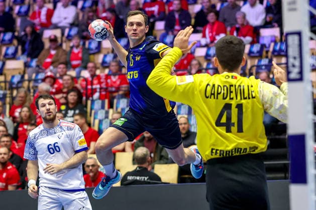 30.01.2026, Handball, Men s EHF EURO 2026, Portugal - Schweden, Jyske Bank Boxen in Herning, Dänemark, Spiel um Platz 5: Hampus Wanne (Sweden 15) wirft den Ball auf das Tor Gustavo Alexandre Cascao Capdeville (Portugal 41) Dänemark