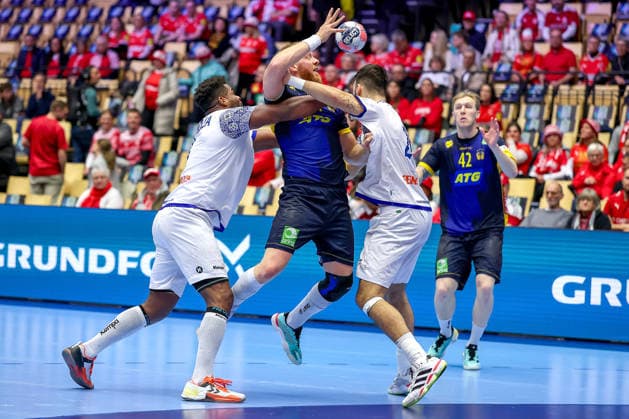 30.01.2026, Handball, Men s EHF EURO 2026, Portugal - Schweden, Jyske Bank Boxen in Herning, Dänemark, Spiel um Platz 5: Jim Gottfridsson (Sweden 24) im Zweikampf gegen Victor Manuel Iturriza Alvarez (Portugal 08) Francisco Mota Costa (Portugal 26) Dänemark