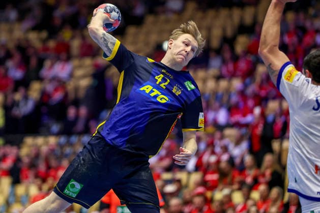 30.01.2026, Handball, Men s EHF EURO 2026, Portugal - Schweden, Jyske Bank Boxen in Herning, Dänemark, Spiel um Platz 5: Eric Johansson (Sweden 42) wirft den Ball auf das Tor Dänemark