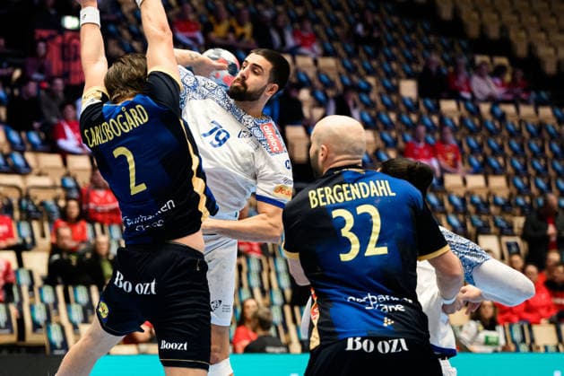 Herning: Handball EM 2026 - Spiel Platz 5 - Portugal - Schweden v.li. Jonathan Carlsbogard (Schweden), Portugals Martim Costa, Oscar Bergendahl (Schweden) Herning Jyske Bank Boxen Daenemark