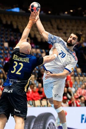Herning: Handball EM 2026 - Spiel Platz 5 - Portugal - Schweden v. li. im Zweikampf Oscar Bergendahl (Schweden) und Portugals Martim Costa Herning Jyske Bank Boxen Daenemark