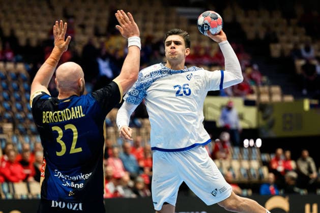 Herning: Handball EM 2026 - Spiel Platz 5 - Portugal - Schweden v.li. Oscar Bergendahl (Schweden), Portugals Francisco Costa Herning Jyske Bank Boxen Daenemark