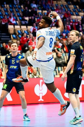 Herning: Handball EM 2026 - Spiel Platz 5 - Portugal - Schweden Portugals Victor Iturriza Alvarez Herning Jyske Bank Boxen Daenemark
