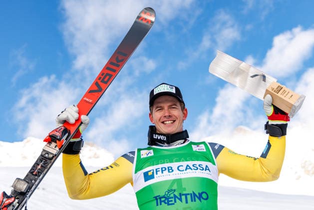 SKI CROSS - FIS SX WC Val di Fassa VAL DI FASSA,ITALY,30.JAN.26 - SKI CROSS - FIS World Cup, ladies, men. Image shows the rejoicing of Florian Wilmsmann (GER). Keywords: trophy.  GEPAxpictures xMaticxKlansek