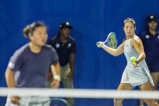 (260130) -- MANILA, Jan. 30, 2026 -- Eudice Chong (R) Liang En-Shuo compete during the women s doubles final match between Eudice Chong (China s Hong Kong) Liang En-Shuo (Chinese Taipei) and Sabrina Santamaria Quinn Gleason of the United States at the WTA, Tennis Damen Philippine Women s Open in Manila, the Philippines, Jan. 30, 2026. ) (SP)PHILIPPINES-MANILA-TENNIS-WTA PHILIPPINE WOMEN S OPEN-DOUBLES ROUELLExUMALI 