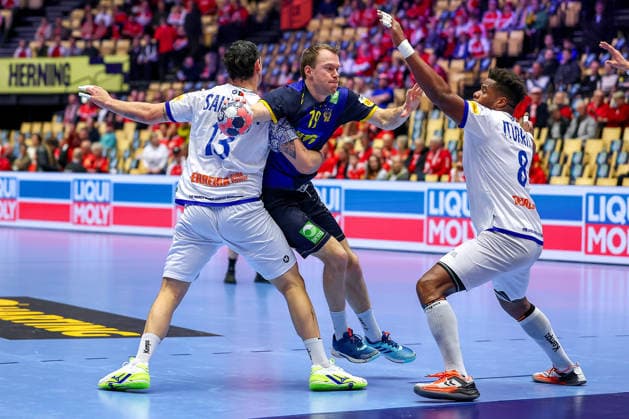 30.01.2026, Handball, Men s EHF EURO 2026, Portugal - Schweden, Jyske Bank Boxen in Herning, Dänemark, Spiel um Platz 5: Rocha Nogueira (Portugal 13) Victor Manuel Iturriza Alvarez (Portugal 08) im Zweikampf gegen Felix Claar (Sweden 19) Dänemark