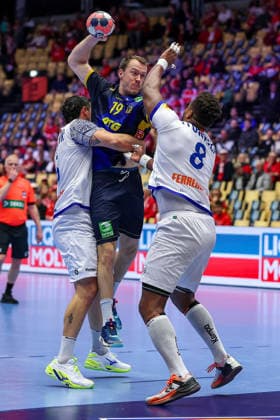 30.01.2026, Handball, Men s EHF EURO 2026, Portugal - Schweden, Jyske Bank Boxen in Herning, Dänemark, Spiel um Platz 5: Rocha Nogueira (Portugal 13) Victor Manuel Iturriza Alvarez (Portugal 08) im Zweikampf gegen Felix Claar (Sweden 19) Dänemark