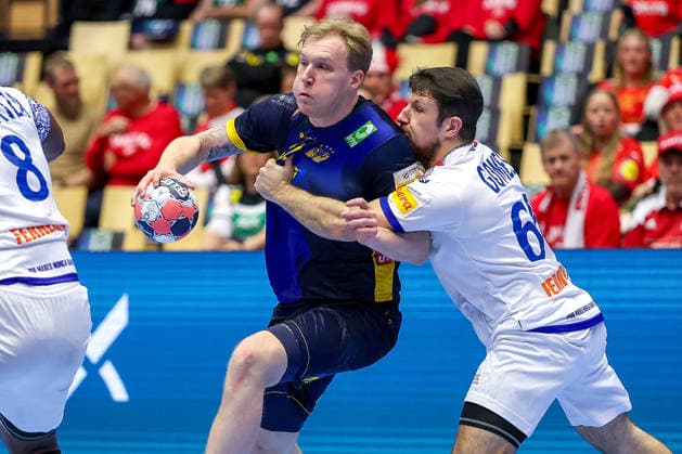 30.01.2026, Handball, Men s EHF EURO 2026, Portugal - Schweden, Jyske Bank Boxen in Herning, Dänemark, Spiel um Platz 5: Nils Edwin Aspenbäck (Sweden 29) im Zweikampf gegen Joao Pedro Vinhas Silva Gomes (Portugal 66) Dänemark