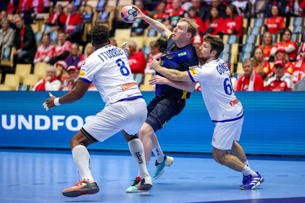 30.01.2026, Handball, Men s EHF EURO 2026, Portugal - Schweden, Jyske Bank Boxen in Herning, Dänemark, Spiel um Platz 5: Nils Edwin Aspenbäck (Sweden 29) im Zweikampf gegen Victor Manuel Iturriza Alvarez (Portugal 08) Joao Pedro Vinhas Silva Gomes (Portugal 66) Dänemark