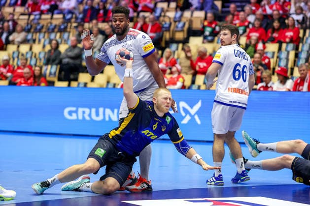 30.01.2026, Handball, Men s EHF EURO 2026, Portugal - Schweden, Jyske Bank Boxen in Herning, Dänemark, Spiel um Platz 5: Felix Möller (Sweden 06) im Zweikampf gegen Victor Manuel Iturriza Alvarez (Portugal 08) Dänemark