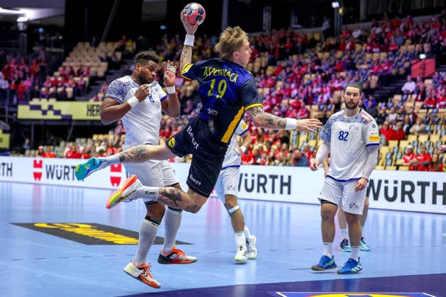 30.01.2026, Handball, Men s EHF EURO 2026, Portugal - Schweden, Jyske Bank Boxen in Herning, Dänemark, Spiel um Platz 5: Nils Edwin Aspenbäck (Sweden 29) wirft den Ball auf das Tor Dänemark