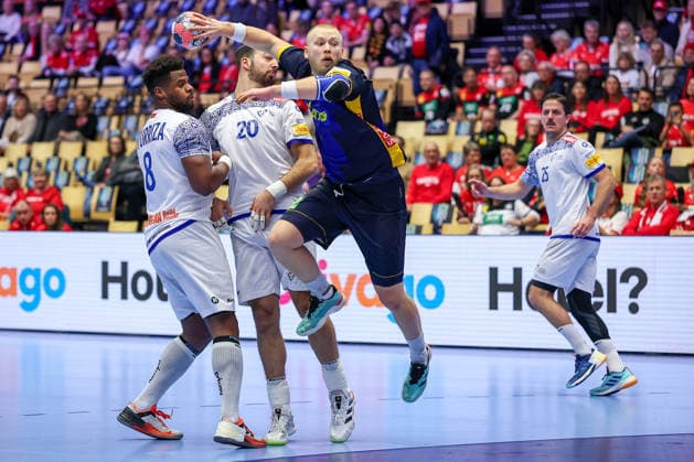 30.01.2026, Handball, Men s EHF EURO 2026, Portugal - Schweden, Jyske Bank Boxen in Herning, Dänemark, Spiel um Platz 5: Felix Möller (Sweden 06) wirft den Ball auf das Tor Dänemark