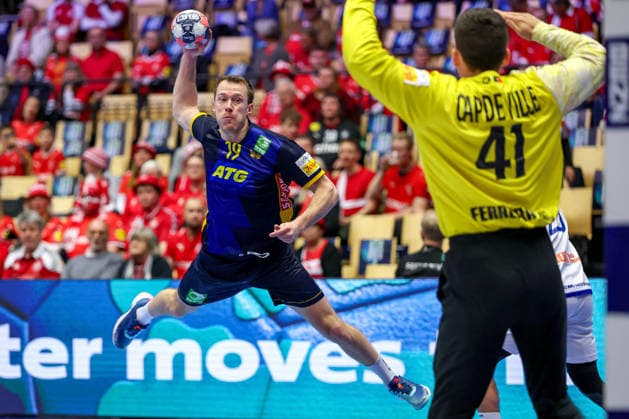 30.01.2026, Handball, Men s EHF EURO 2026, Portugal - Schweden, Jyske Bank Boxen in Herning, Dänemark, Spiel um Platz 5: Felix Claar (Sweden 19) wirft den Ball auf das Tor Gustavo Alexandre Cascao Capdeville (Portugal 41) Dänemark