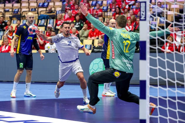 30.01.2026, Handball, Men s EHF EURO 2026, Portugal - Schweden, Jyske Bank Boxen in Herning, Dänemark, Spiel um Platz 5: Leonel Gomes Silva Fernandes (Portugal 21) wirft den Ball auf das Tor Andreas Palicka (Sweden 12) Dänemark