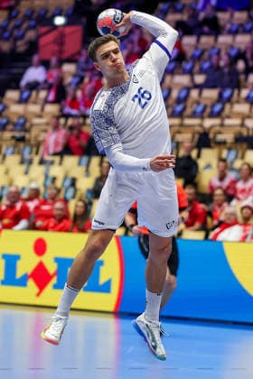 30.01.2026, Handball, Men s EHF EURO 2026, Portugal - Schweden, Jyske Bank Boxen in Herning, Dänemark, Spiel um Platz 5: Francisco Mota Costa (Portugal 26) wirft den Ball auf das Tor Dänemark