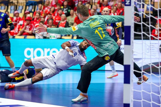 30.01.2026, Handball, Men s EHF EURO 2026, Portugal - Schweden, Jyske Bank Boxen in Herning, Dänemark, Spiel um Platz 5: Andreas Palicka (Sweden 12) verteidigt gegen Victor Manuel Iturriza Alvarez (Portugal 08) Dänemark