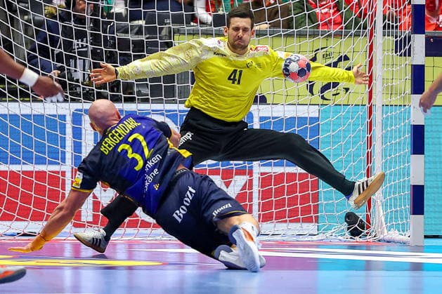 30.01.2026, Handball, Men s EHF EURO 2026, Portugal - Schweden, Jyske Bank Boxen in Herning, Dänemark, Spiel um Platz 5: Gustavo Alexandre Cascao Capdeville (Portugal 41) vertidigt gegen Oscar Bergendahl (Sweden 32) Dänemark