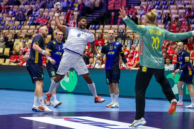 30.01.2026, Handball, Men s EHF EURO 2026, Portugal - Schweden, Jyske Bank Boxen in Herning, Dänemark, Spiel um Platz 5: Victor Manuel Iturriza Alvarez (Portugal 08) wirft den Ball auf das Tor Mikael Appelgren (Sweden 20) Dänemark