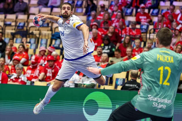 30.01.2026, Handball, Men s EHF EURO 2026, Portugal - Schweden, Jyske Bank Boxen in Herning, Dänemark, Spiel um Platz 5: Martim Mota Costa (Portugal 79) wirft den Ball auf das Tor Andreas Palicka (Sweden 12) Dänemark