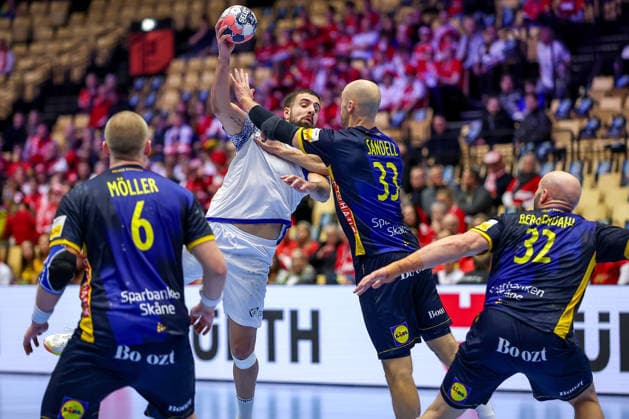 30.01.2026, Handball, Men s EHF EURO 2026, Portugal - Schweden, Jyske Bank Boxen in Herning, Dänemark, Spiel um Platz 5: Martim Mota Costa (Portugal 79) im Zweikampf gegen Felix Möller (Sweden 06) Lukas Sandell (Sweden 33) Oscar Bergendahl (Sweden 32) Dänemark