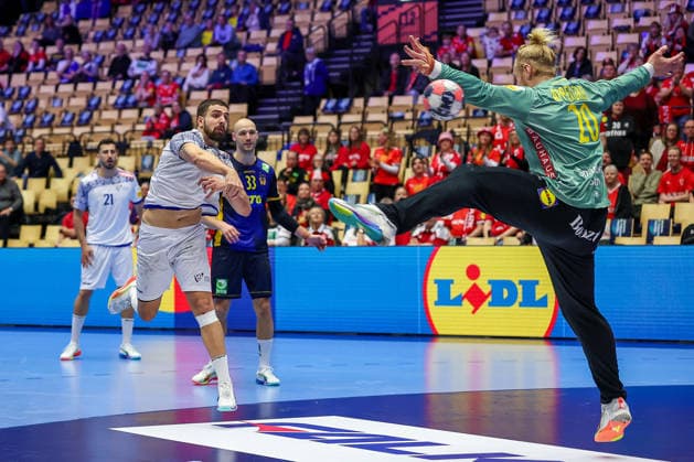 30.01.2026, Handball, Men s EHF EURO 2026, Portugal - Schweden, Jyske Bank Boxen in Herning, Dänemark, Spiel um Platz 5: Martim Mota Costa (Portugal 79) wirft den Ball auf das Tor Mikael Appelgren (Sweden 20) Dänemark
