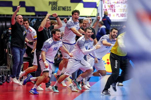 30.01.2026, Handball, Men s EHF EURO 2026, Portugal - Schweden, Jyske Bank Boxen in Herning, Dänemark, Spiel um Platz 5: Abschlussjubel nach dem Sieg von Portugal gegen Schweden. Dänemark *** 30 01 2026, Handball, Men s EHF EURO 2026, Portugal Sweden, Jyske Bank Boxen in Herning, Denmark, Match for 5th place Final celebration after Portugals victory against Sweden Denmark