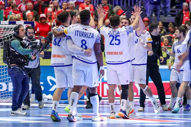 30.01.2026, Handball, Men s EHF EURO 2026, Portugal - Schweden, Jyske Bank Boxen in Herning, Dänemark, Spiel um Platz 5: Abschlussjubel nach dem Sieg von Portugal gegen Schweden. Dänemark