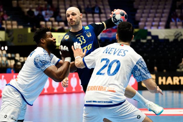 Herning: Handball EM 2026 - Spiel Platz 5 - Portugal - Schweden Portugals Victor Iturriza Alvarez, Lukas Sandell (Schweden), Portugals Miguel Soares Neves Herning Jyske Bank Boxen Daenemark