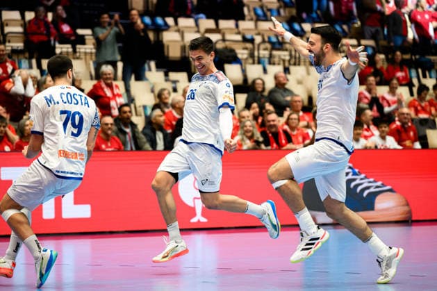 Herning: Handball EM 2026 - Spiel Platz 5 - Portugal - Schweden Portugals Martim Costa, Portugals Francisco Costa, Portugals Miguel Soares Neves Schlussjubel Schlußjubel Emotion Freude Herning Jyske Bank Boxen Daenemark