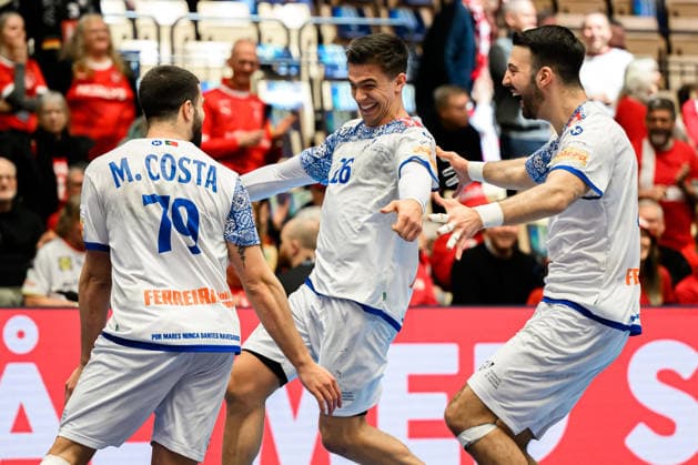 Herning: Handball EM 2026 - Spiel Platz 5 - Portugal - Schweden Portugals Martim Costa, Portugals Francisco Costa, Portugals Miguel Soares Neves Schlussjubel Schlußjubel Emotion Freude Herning Jyske Bank Boxen Daenemark