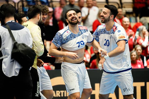 Herning: Handball EM 2026 - Spiel Platz 5 - Portugal - Schweden Portugals Martim Costa, Portugals Miguel Soares Neves Schlussjubel Schlußjubel Emotion Freude Herning Jyske Bank Boxen Daenemark