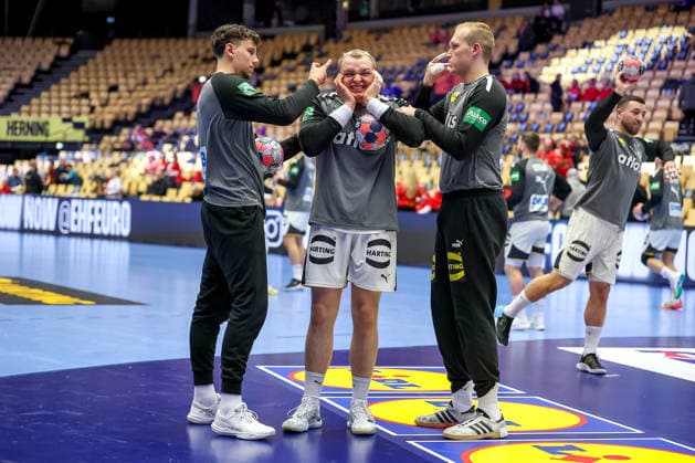 30.01.2026, Handball, Men s EHF EURO 2026, Deutschland - Kroatien, Jyske Bank Boxen in Herning, Dänemark, Semi Finals: Marko Grgic (Germany 71) Justus Fischer (Germany 54) und David Späth (Germany 01) schnipsen sich die Ohren Warm Warmup Training Dänemark *** 30 01 2026, Handball, Men s EHF EURO 2026, Germany Croatia, Jyske Bank Boxing in Herning, Denmark, Semi Finals Marko Grgic Germany 71 Justus Fischer Germany 54 and David Späth Germany 01 flick their ears Warm Warmup Training Denmark
