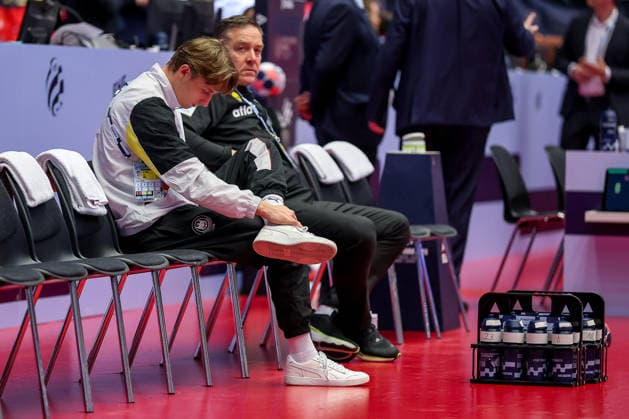 30.01.2026, Handball, Men s EHF EURO 2026, Deutschland - Kroatien, Jyske Bank Boxen in Herning, Dänemark, Semi Finals: Mathis Häseler (Germany 14) auf der Bank neben Headcoach Alfred Gislason (Germany hc) Dänemark