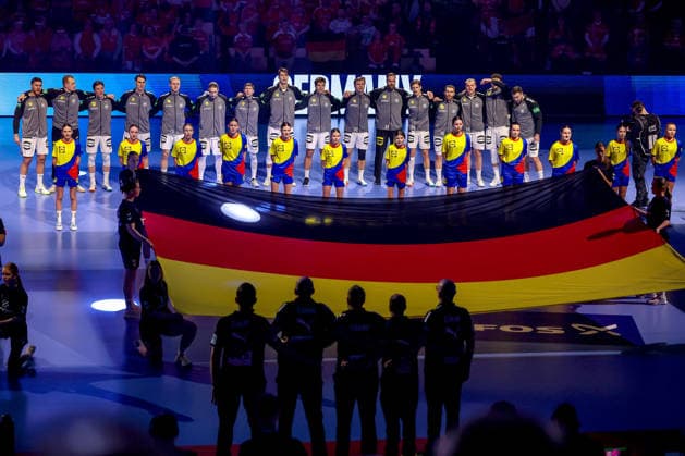 30.01.2026, Handball, Men s EHF EURO 2026, Deutschland - Kroatien, Jyske Bank Boxen in Herning, Dänemark, Semi Finals: Das deutsche Team steht bei der Nationalhymne Arm in Arm zusammen. Dänemark