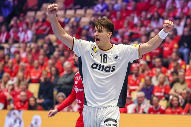 30.01.2026, Handball, Men s EHF EURO 2026, Deutschland - Kroatien, Jyske Bank Boxen in Herning, Dänemark, Semi Finals: Julian Köster (Germany 18) gestikulierend auf dem Spielfeld jubelnd Dänemark