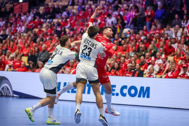 30.01.2026, Handball, Men s EHF EURO 2026, Deutschland - Kroatien, Jyske Bank Boxen in Herning, Dänemark, Semi Finals: Johannes Golla (Germany 04) Renars Uscins (Germany 23) verteidigen gegen xg51 Dänemark