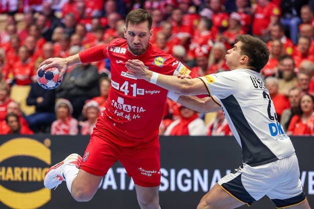 30.01.2026, Handball, Men s EHF EURO 2026, Deutschland - Kroatien, Jyske Bank Boxen in Herning, Dänemark, Semi Finals: Tin Lucin (Croatia 41) im Zweikampf gegen Renars Uscins (Germany 23) Dänemark