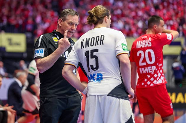 30.01.2026, Handball, Men s EHF EURO 2026, Deutschland - Kroatien, Jyske Bank Boxen in Herning, Dänemark, Semi Finals: Headcoach Alfred Gislason (Germany hc) gestikulierend am Spielfeldrand neben Juri Knorr (Germany 15) Dänemark