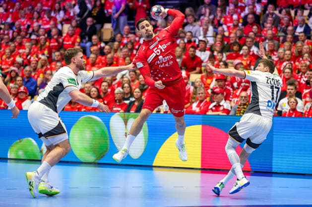30.01.2026, Handball, Men s EHF EURO 2026, Deutschland - Kroatien, Jyske Bank Boxen in Herning, Dänemark, Semi Finals: Ivan Martinovic (Croatia 51) wirft den Ball auf das Tor gegen Johannes Golla (Germany 04) Lukas Zerbe (Germany 17) Dänemark