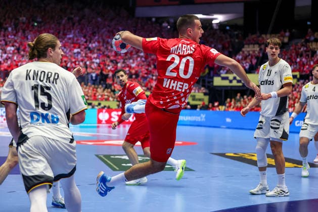 30.01.2026, Handball, Men s EHF EURO 2026, Deutschland - Kroatien, Jyske Bank Boxen in Herning, Dänemark, Semi Finals: Mateo Maras (Croatia 20) wirft den Ball auf das Tor Dänemark