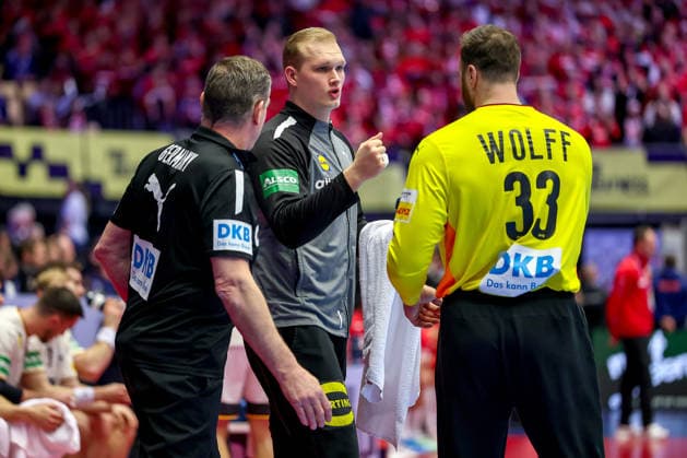 30.01.2026, Handball, Men s EHF EURO 2026, Deutschland - Kroatien, Jyske Bank Boxen in Herning, Dänemark, Semi Finals: Headcoach Alfred Gislason (Germany hc) neben David Späth (Germany 01) und Andreas Wolff (Germany 33) Dänemark