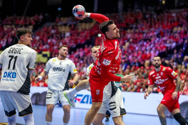 30.01.2026, Handball, Men s EHF EURO 2026, Deutschland - Kroatien, Jyske Bank Boxen in Herning, Dänemark, Semi Finals: Ivan Martinovic (Croatia 51) wirft den Ball auf das Tor Dänemark