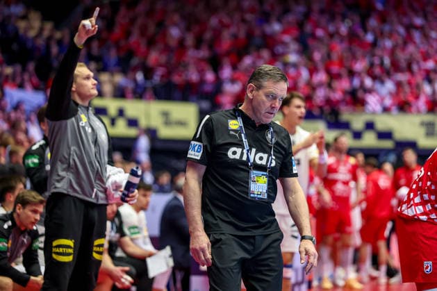 30.01.2026, Handball, Men s EHF EURO 2026, Deutschland - Kroatien, Jyske Bank Boxen in Herning, Dänemark, Semi Finals: Headcoach Alfred Gislason (Germany hc) gestikulierend am Spielfeldrand Dänemark