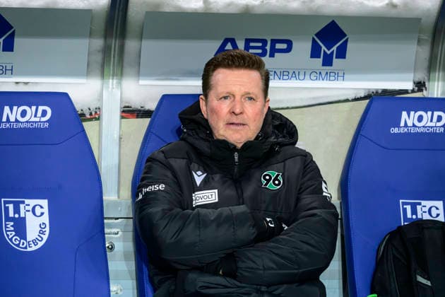 In the picture, from left: Trainer Christian Titz (Hannover 96) , GER, Magdeburg, 1.FC Magdeburg vs Hannover 96, 2. Bundesliga, soccer, DFB, 2025 2026 season, AVNET Arena, match day 20, DFB DFL REGULATIONS PROHIBIT ANY USE OF PHOTOGRAPHS AS IMAGE SEQUENCES AND OR QUASI-VIDEO, 30.01.2026,