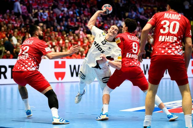 Herning: Handball EM 2026 - Halbfinale - Deutschland - Kroatien v.li. Leon Susnja (Kroatien), Juri Knorr (Deutschland), Luka Klarica (Kroatien) Herning Jyske Bank Boxen Daenemark