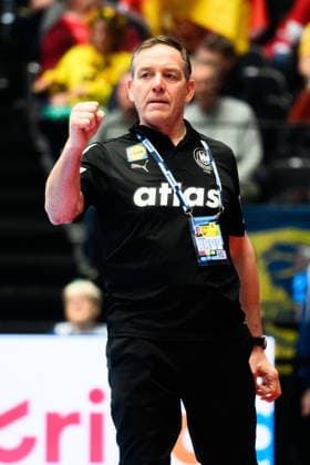 Herning: Handball EM 2026 - Halbfinale - Deutschland - Kroatien Trainer Alfred Gislason (Deutschland) Jubel Freude Emotion Herning Jyske Bank Boxen Daenemark
