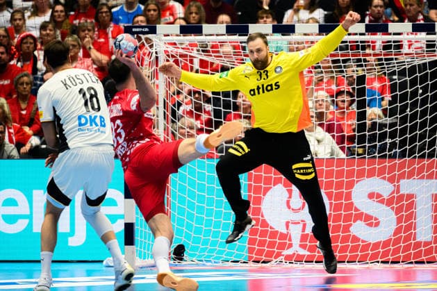 Herning: Handball EM 2026 - Halbfinale - Deutschland - Kroatien Luka Cindric (Kroatien), Torhueter Andreas Wolff (Deutschland) Herning Jyske Bank Boxen Daenemark