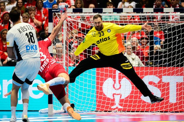 Herning: Handball EM 2026 - Halbfinale - Deutschland - Kroatien Luka Cindric (Kroatien), Torhueter Andreas Wolff (Deutschland) Herning Jyske Bank Boxen Daenemark