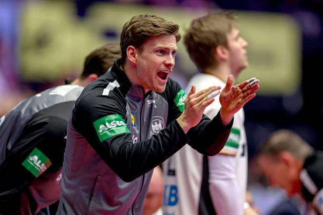30.01.2026, Handball, Men s EHF EURO 2026, Deutschland - Kroatien, Jyske Bank Boxen in Herning, Dänemark, Semi Finals: Rune Dahmke (Germany 34) gestikulierend am Spielfeldrand jubelnd Dänemark